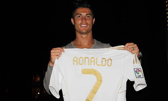 镜报：安菲尔德球迷因现场警报响起被暂时疏散，现已重新进场（镜报：警报触发安菲尔德球迷短暂撤离，现已恢复入场）