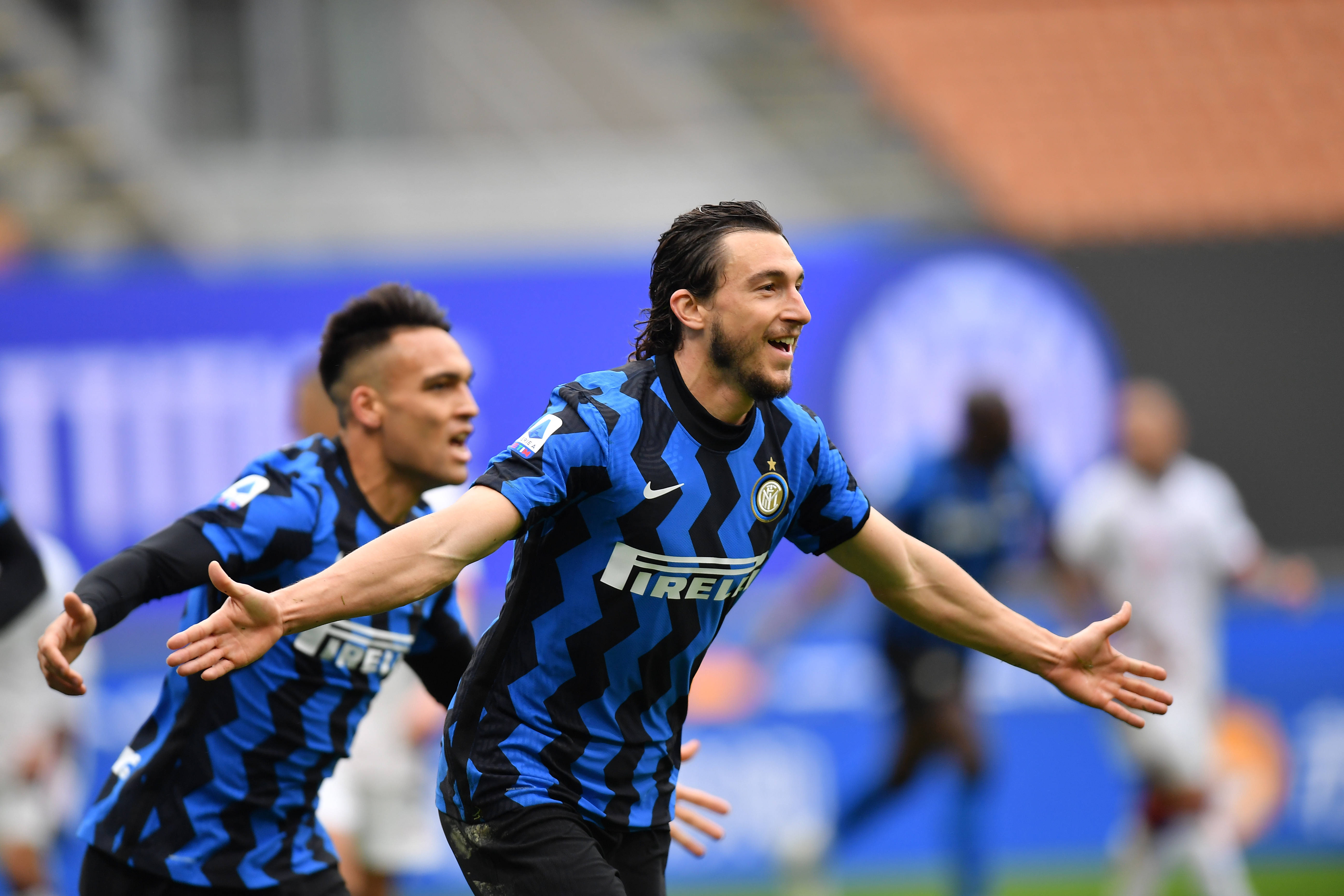 意甲半场：杜维卡斯建功，科莫暂1-0萨索洛（半场战报：杜维卡斯破门，科莫暂以1-0领先萨索洛）