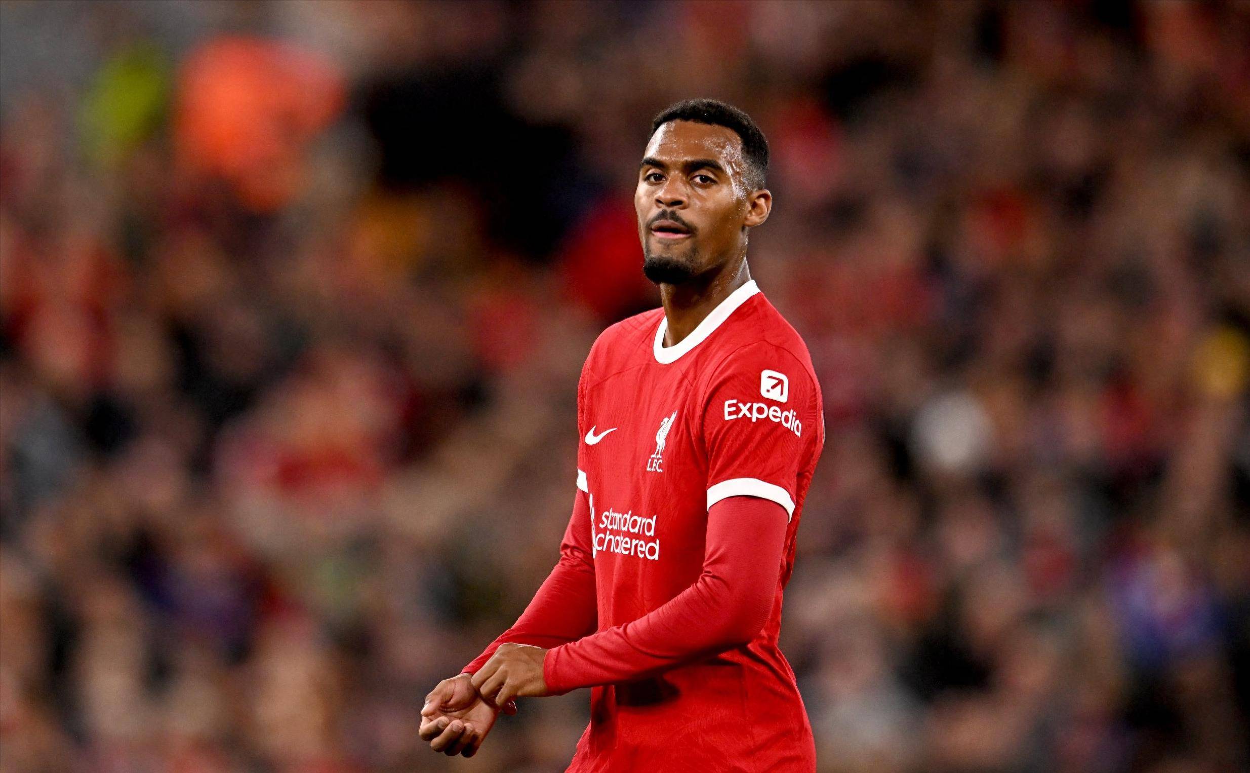 脚后跟停球+倒钩解围，阿拉伯杯上阿尔及利亚一后卫防守尽显球技