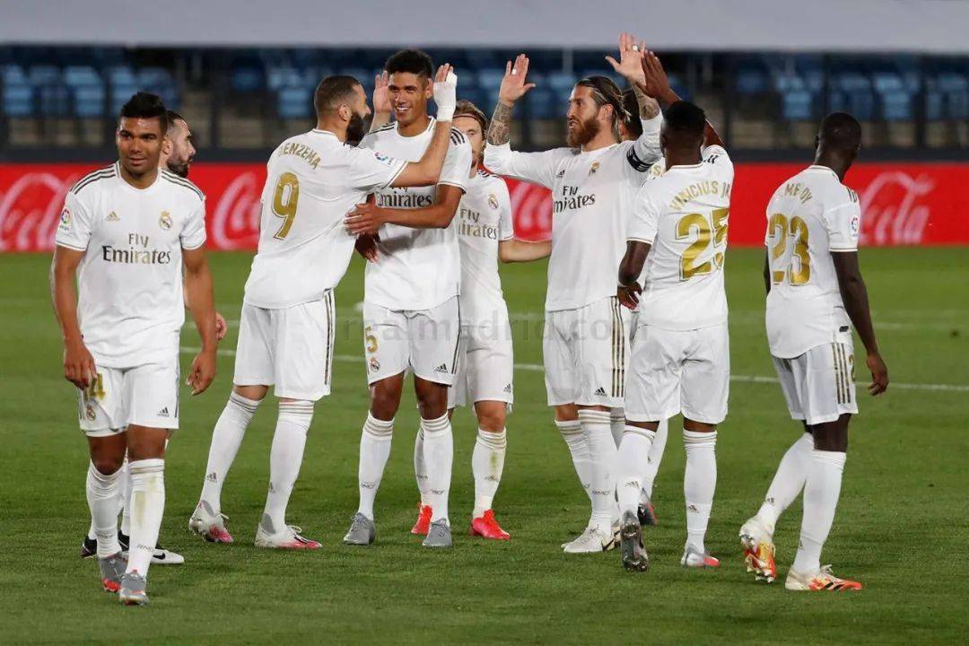 1-2！阿森纳遭读秒绝杀！曼城3-0大胜差2分，日本中场绝平利物浦