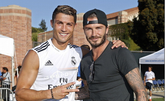 萨巴伦卡大坂直美表演赛邀球迷上场，展职业业余差距（萨巴伦卡与大坂直美表演赛邀请球迷同场竞技，职业与业余差距尽显）