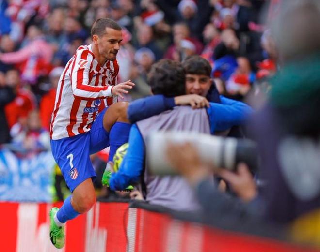 巴萨主席拉波尔塔圣诞晚宴展现亲和力 球队领跑西甲前景光明（拉波尔塔圣诞宴上亲和满满 巴萨领跑西甲前景大好）