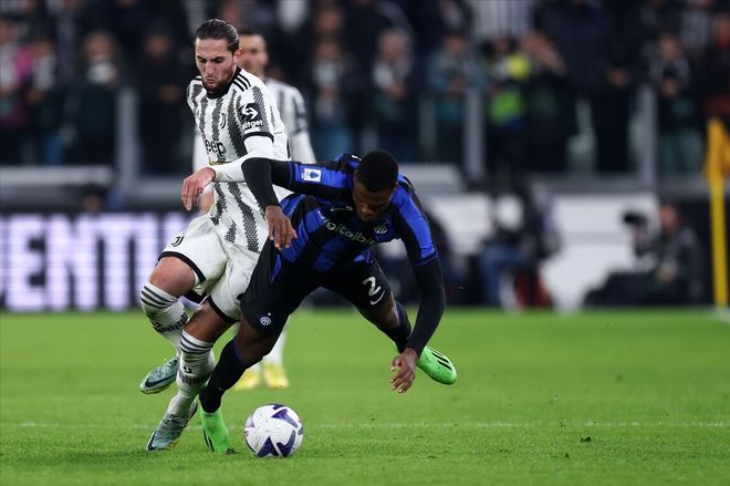 蛇精灵大战红魔鬼！意甲官方发布米兰德比预热海报（意甲发布米兰德比预热海报：蛇精灵对决红魔鬼）