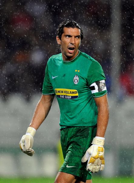 前意甲裁判谈DV9点球被吹：他和防守球员互有拉扯，都不犯规（前意甲裁判谈DV9争议点球：与后卫互相拉扯，均无犯规）