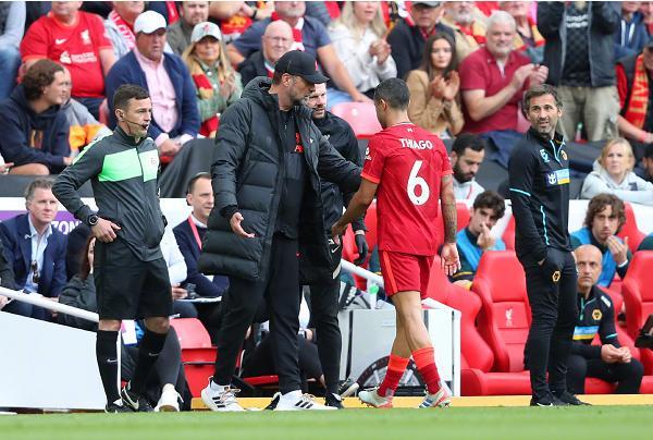 葡超比赛一球员受伤需要担架，对方球员帮忙传递担架吃黄牌（葡超争议一幕：球员伤退需担架，对手递担架反吃黄牌）