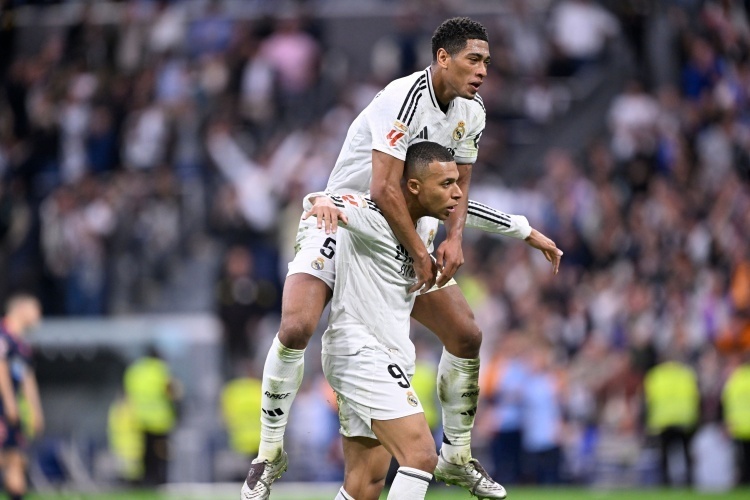 港队主场战新加坡，新加坡球员伤退时担架工作人员忍不住庆祝（港队主场迎战新加坡，担架员在新加坡球员伤退时当场庆祝）