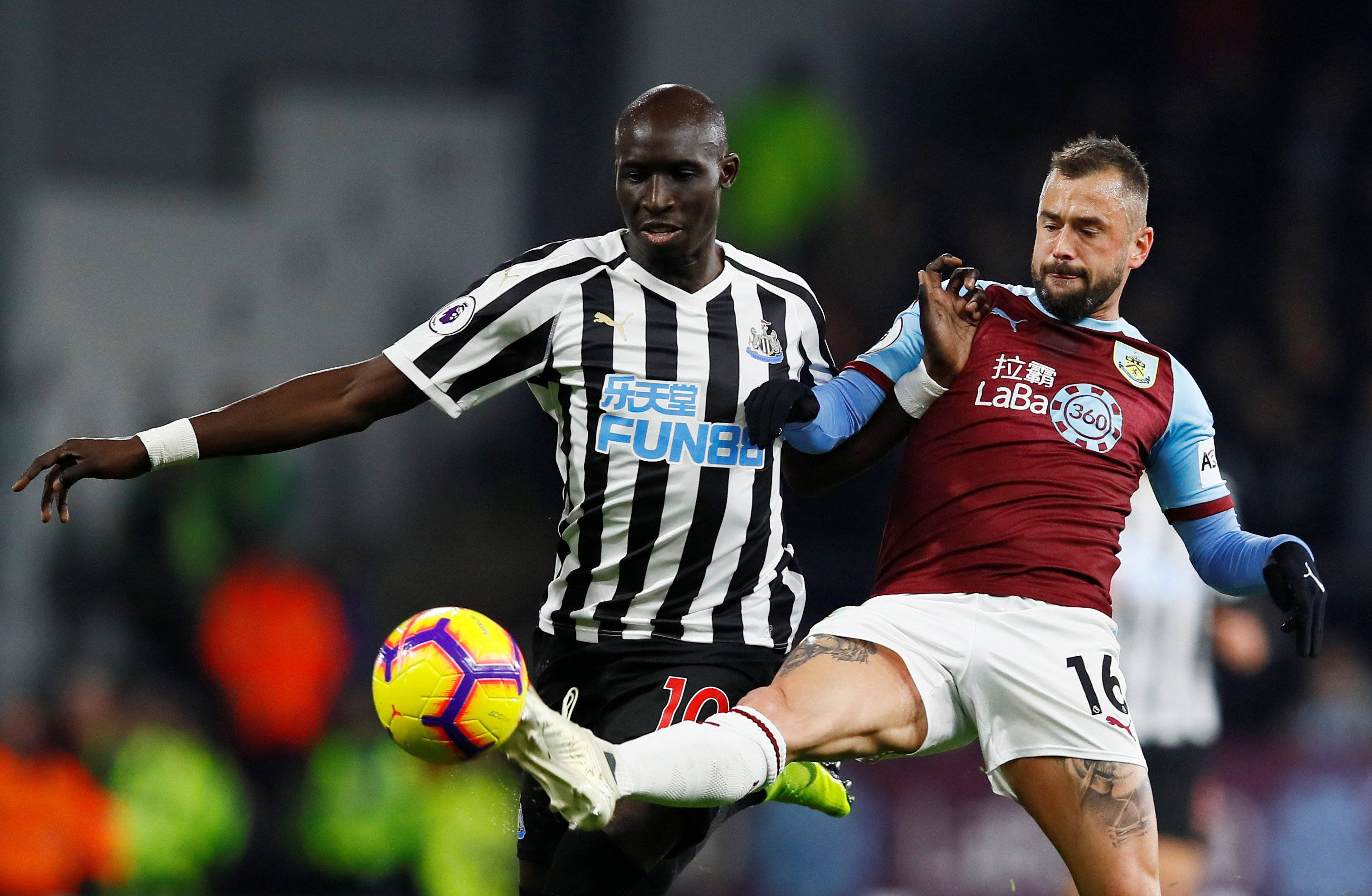 中超：上海海港主场4-1大胜深圳（中超：上海海港主场4比1完胜深圳队）