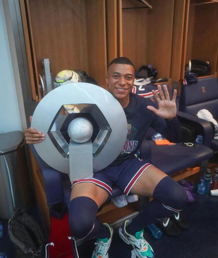 罗马诺：滕哈格正与阿贾克斯谈回归执教，但尚未做出决定