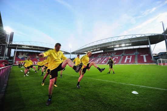 巴萨逆转取胜却迎来重磅伤情 全场最佳奥尔莫肩膀脱臼恐赛季报销（巴萨逆转告捷却遭重创：MVP奥尔莫肩部脱臼，恐赛季提前报销）