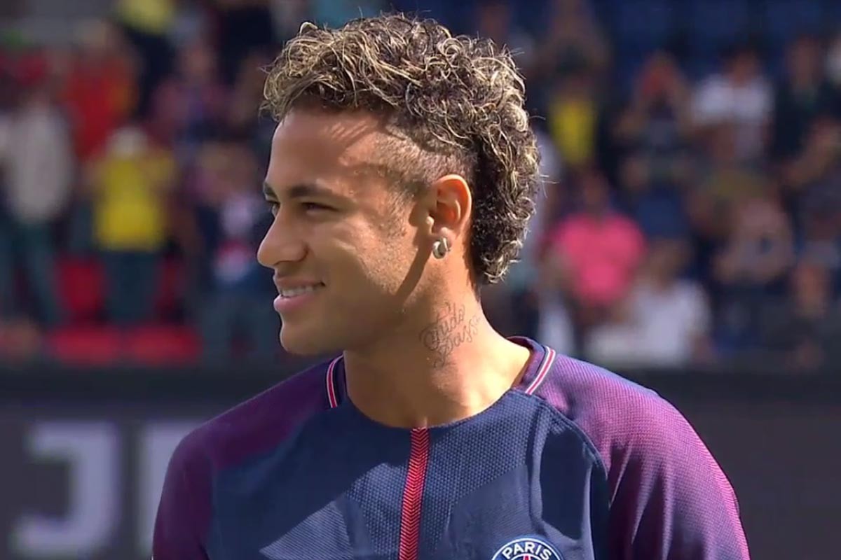 那一脚出去，全场屏住呼吸（这一脚踢出，全场屏息凝神）