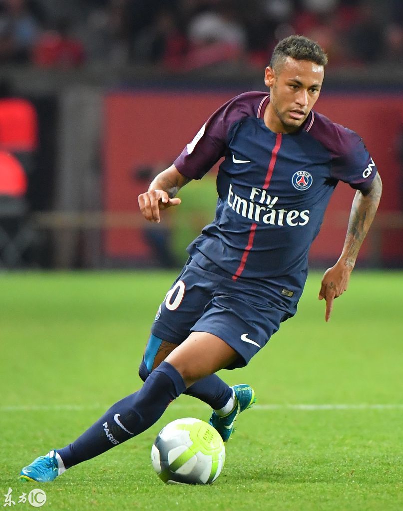 足球英超球队因球迷冲突被罚款，场面一度失控（英超球队因球迷骚乱遭罚，赛场秩序一度失控）