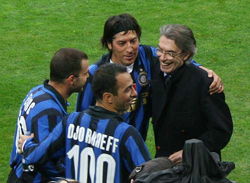 重拳打到对手没有还手之力，裁判无奈结束比赛干净版（重拳压制对手无力还击，裁判果断终止比赛(干净版)）